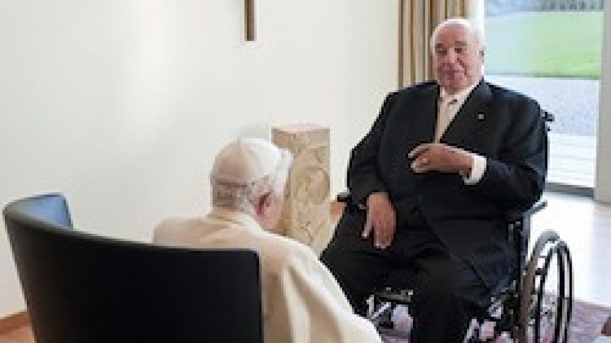 El encuentro de Helmut Kohl con Benedicto XVI durante la visita del Papa a Alemania en 2011.