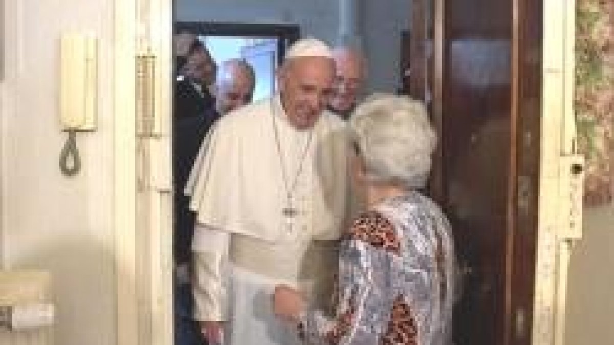 El Papa Francisco sorprende con sus visitas puerta a puerta a los vecinos del barrio de Ostia