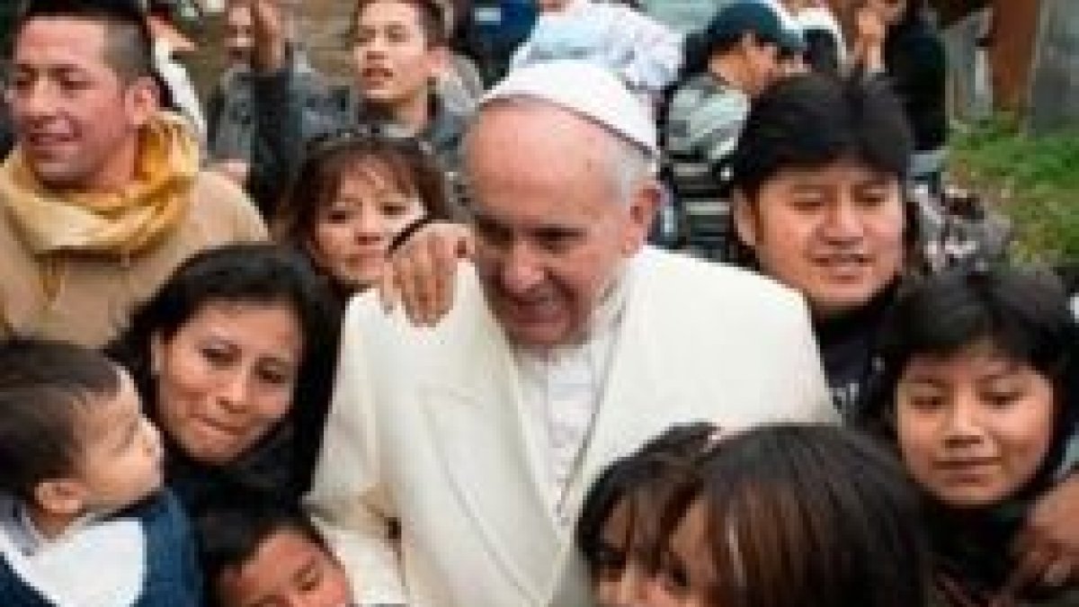 El Papa Francisco con emigrantes hispanos en una parroquia de Roma