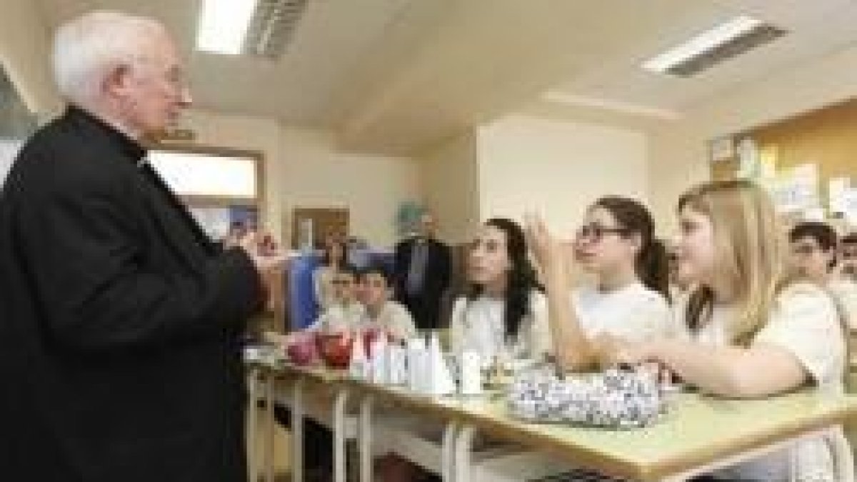 El cardenal Cañizares visita una escuela diocesana de Valencia