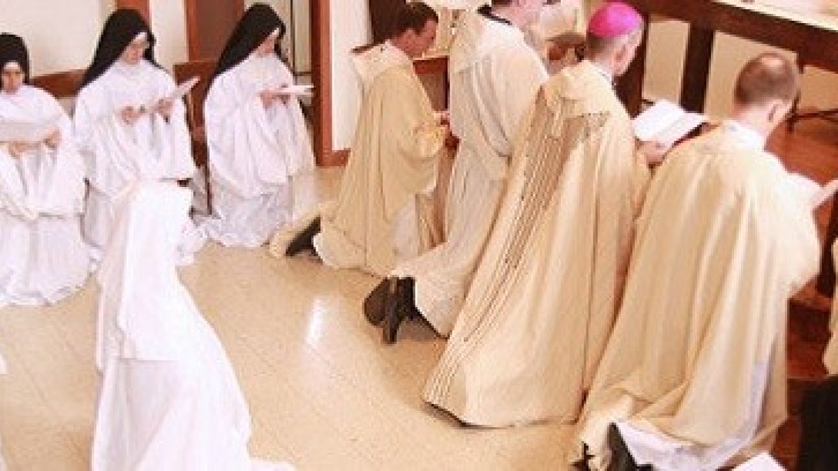 Cada vez más jóvenes profesionales dejan sus vidas para ingresar en un convento