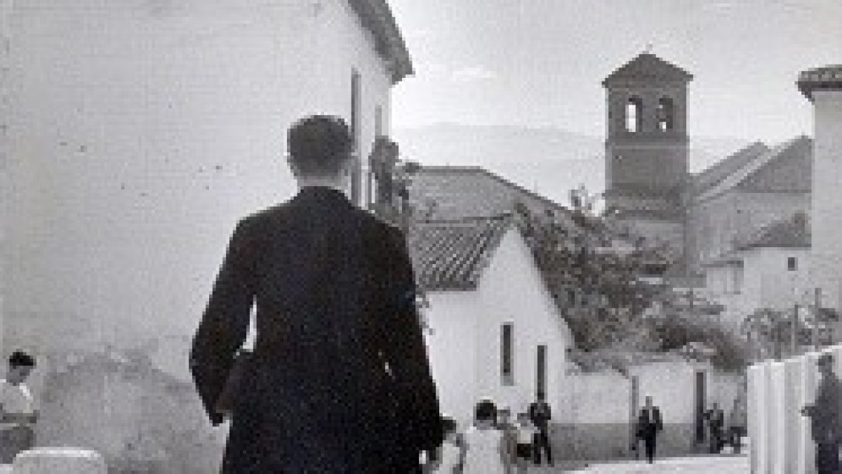 En verano se puede ver pasear por este pequeño pueblo a decenas de religiosos