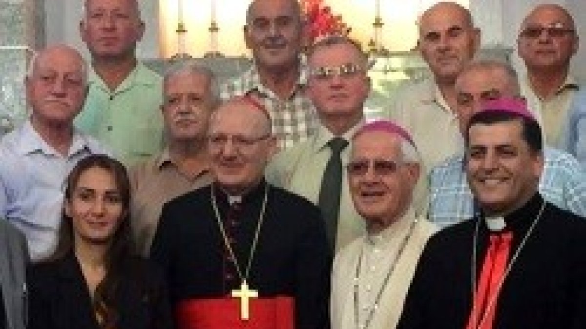 Lara Zara, la alcaldesa de Alqosh, con el cardenal Sako y otros líderes católicos caldeos