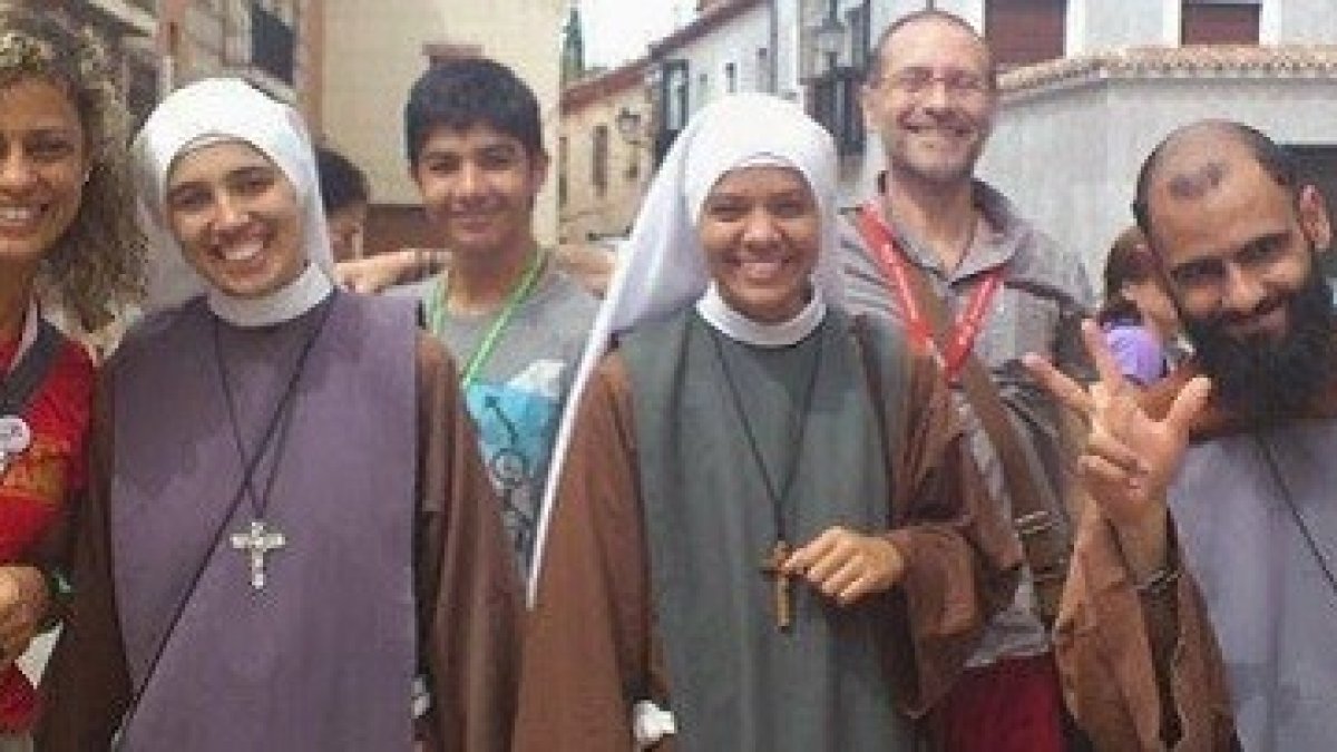 Aline, a la izquierda en la imagen durante una de las jornadas de evangelización