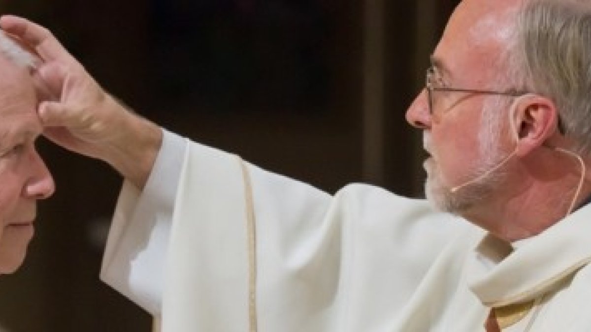 Robert Brode -a la izquierda- durante la ceremonia de su entrada en la Iglesia, en la Vigilia Pascual de 2017