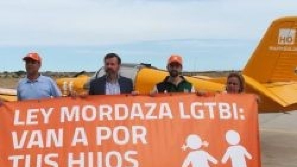 HazteOir presenta su campaña con avioneta contra la ley mordaza LGTBI