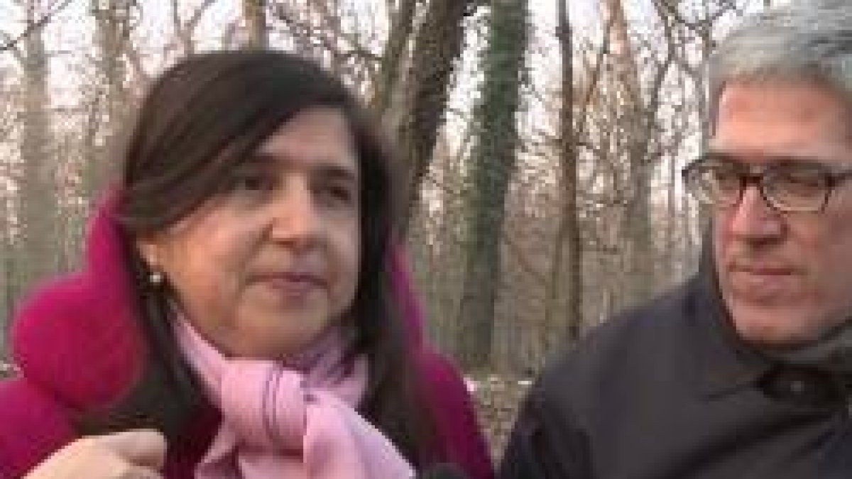 Rosa Pich con su marido Chema hace meses en un viaje - ella sigue hablando con él