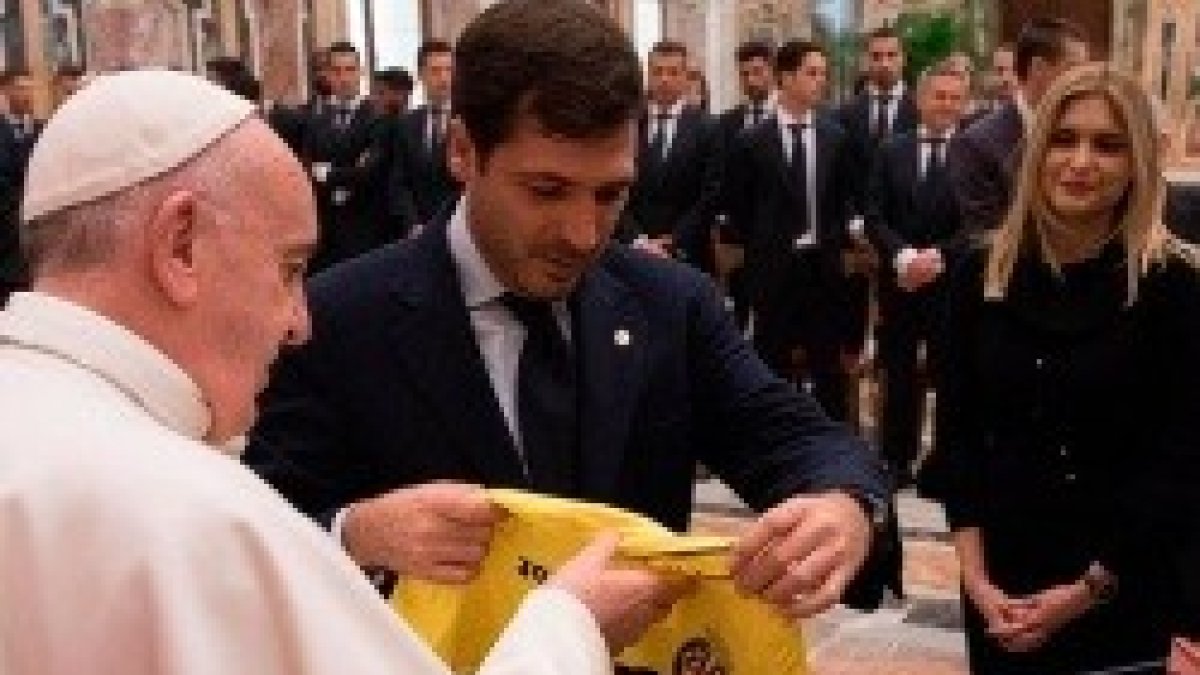 El Villarreal entregó al Papa Francisco una camiseta amarilla y un submarino amarillo de cerámica