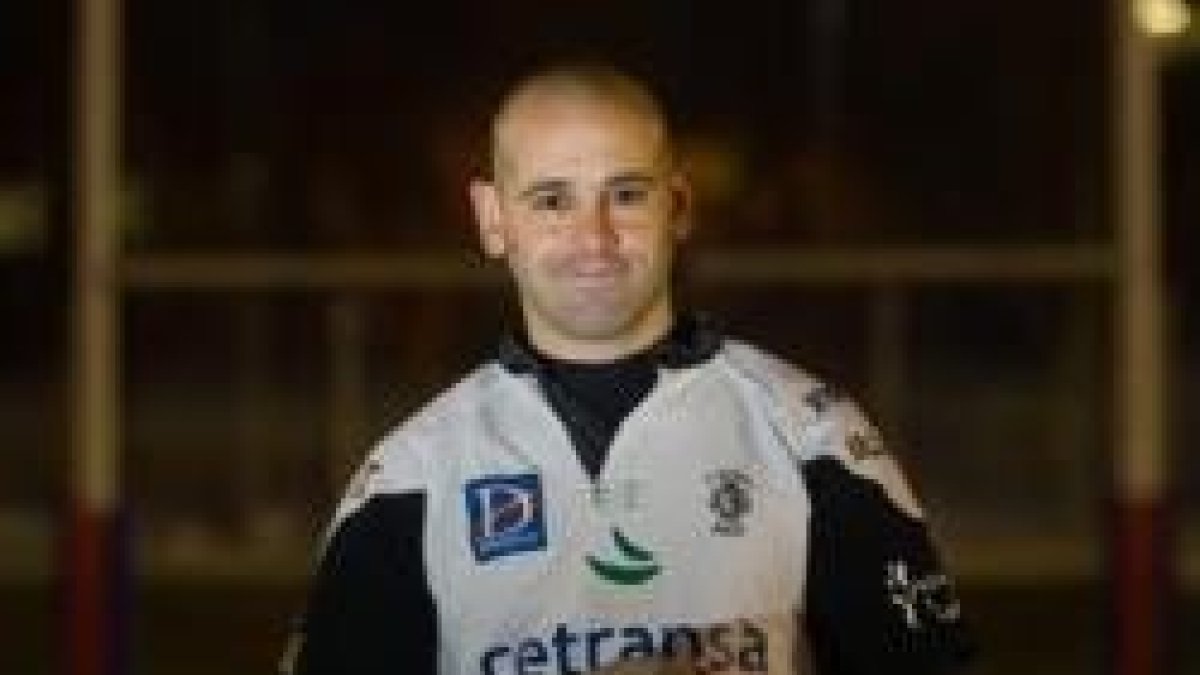 Alfonso fue internacional con la selección de rugby española, hoy es sacerdote jesuita