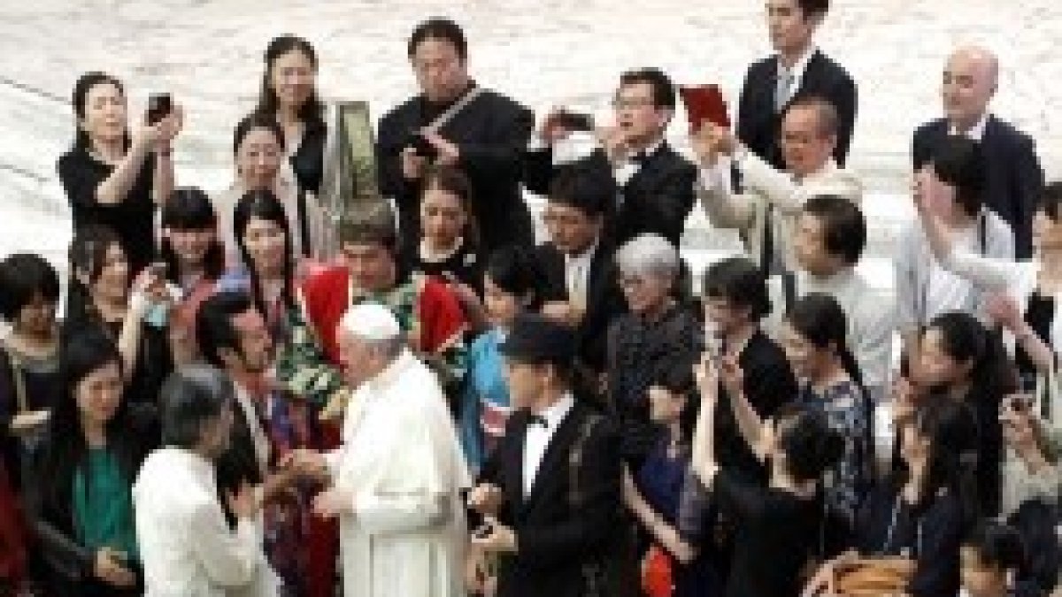 El Papa Francisco con unos peregrinos orientales en esta audiencia de agosto