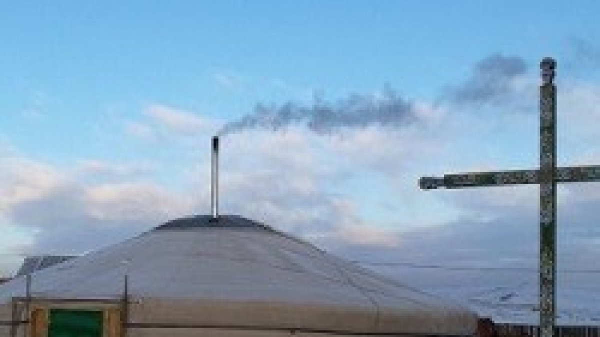 En esta yurta la pequeña comunidad católica tiene su casa