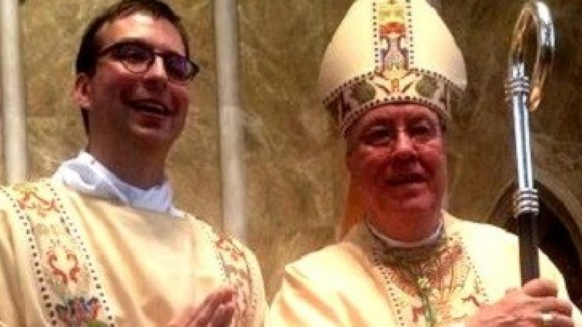 Bradley Jantz con el obispo de Birmingham