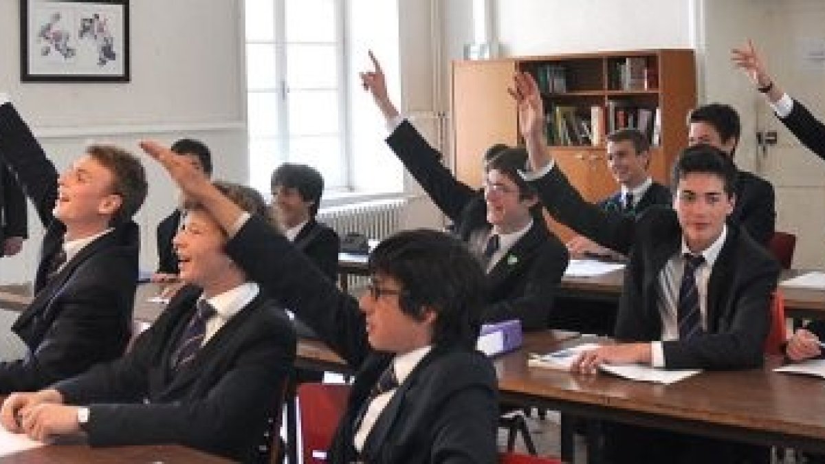 Jóvenes de una escuela católica en Francia... Europa aporta recursos y evangelizadores a la Iglesia, pero poca demografía