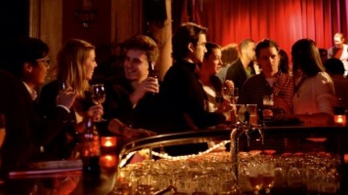 ¿Cuántos en esta foto pueden ser santos? Es posible estar en el mundo sin ser del mundo, y tomarse unas copas mientras evangelizas