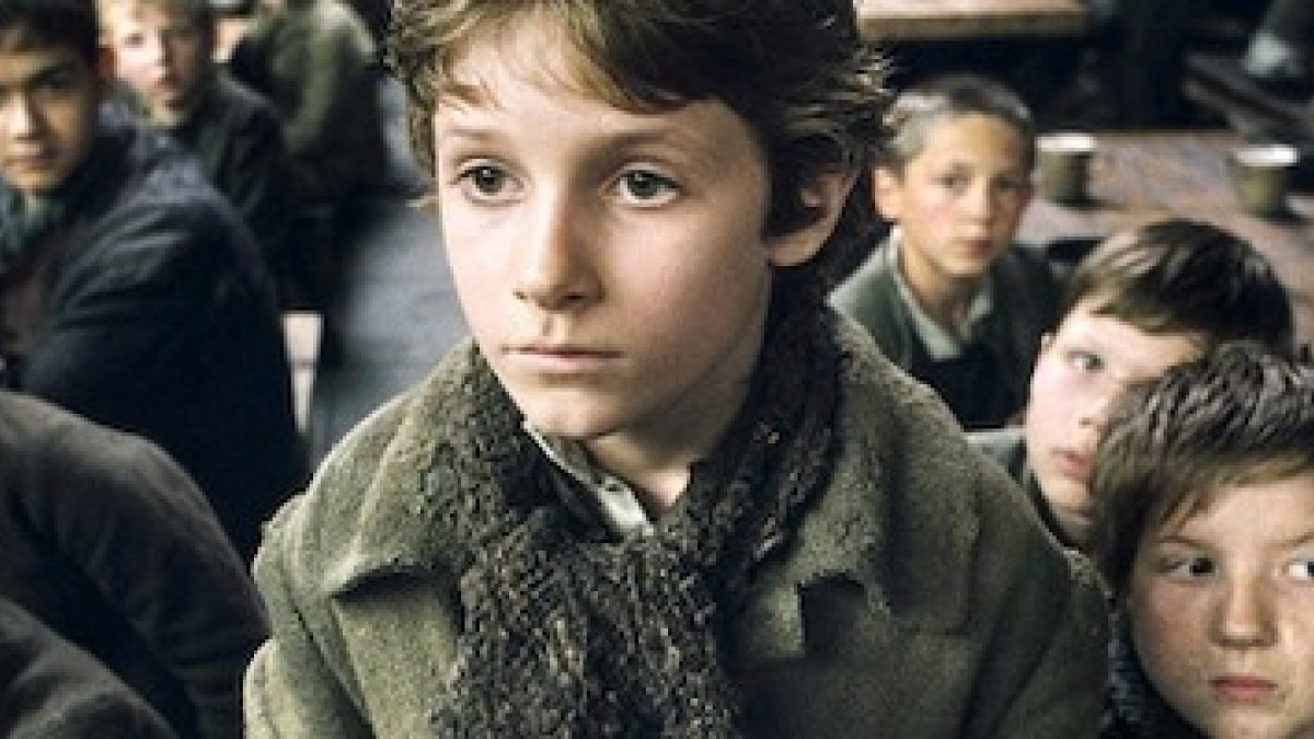 Barney Clark, en la versión de 2005 de Oliver Twist: el drama de la orfandad involuntaria, convertido en un derecho para minorías poderosas.