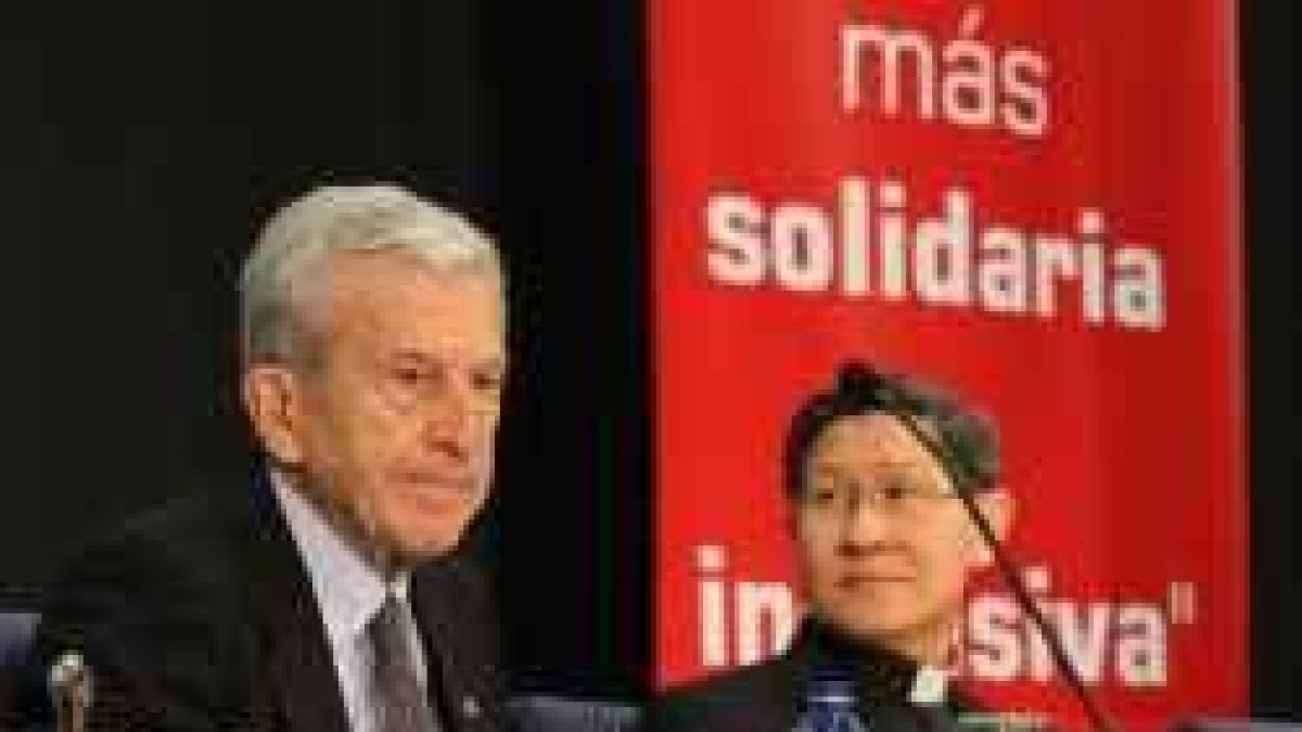 Manuel Bretón, desde hace unos meses presidente de Cáritas Española, y el cardenal Tagle, de Manila