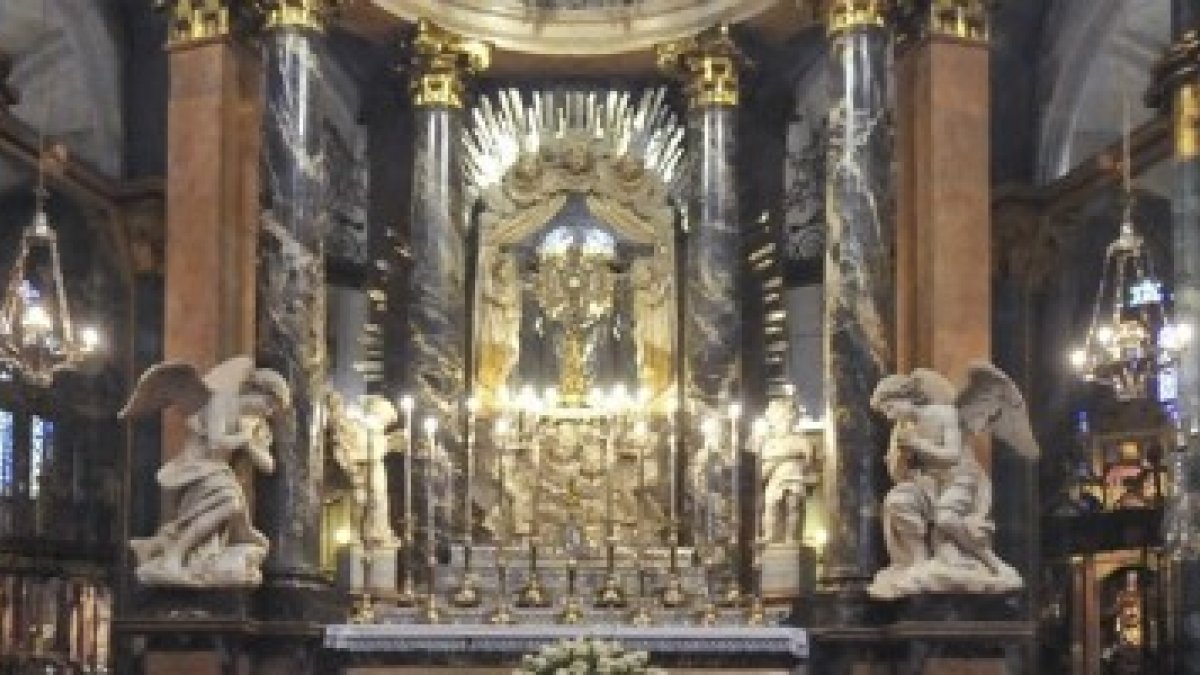 El Altar Mayor de la catedral de Lugo con el Santísimo expuesto