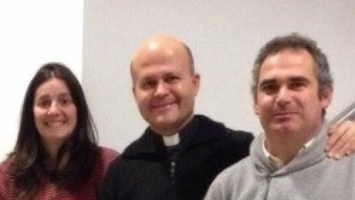 El padre Javier Ramírez, director de Cáritas Osma-Soria, con dos colaboradores