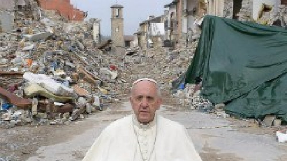 El Papa en su visita a la zona del terremoto