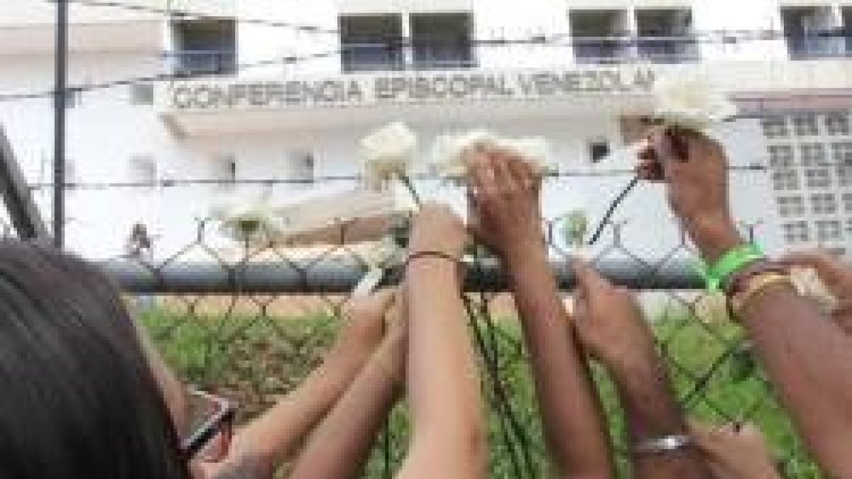 Flores blancas y oración ante la Conferencia Episcopal en Caracas el sábado 22 de abril