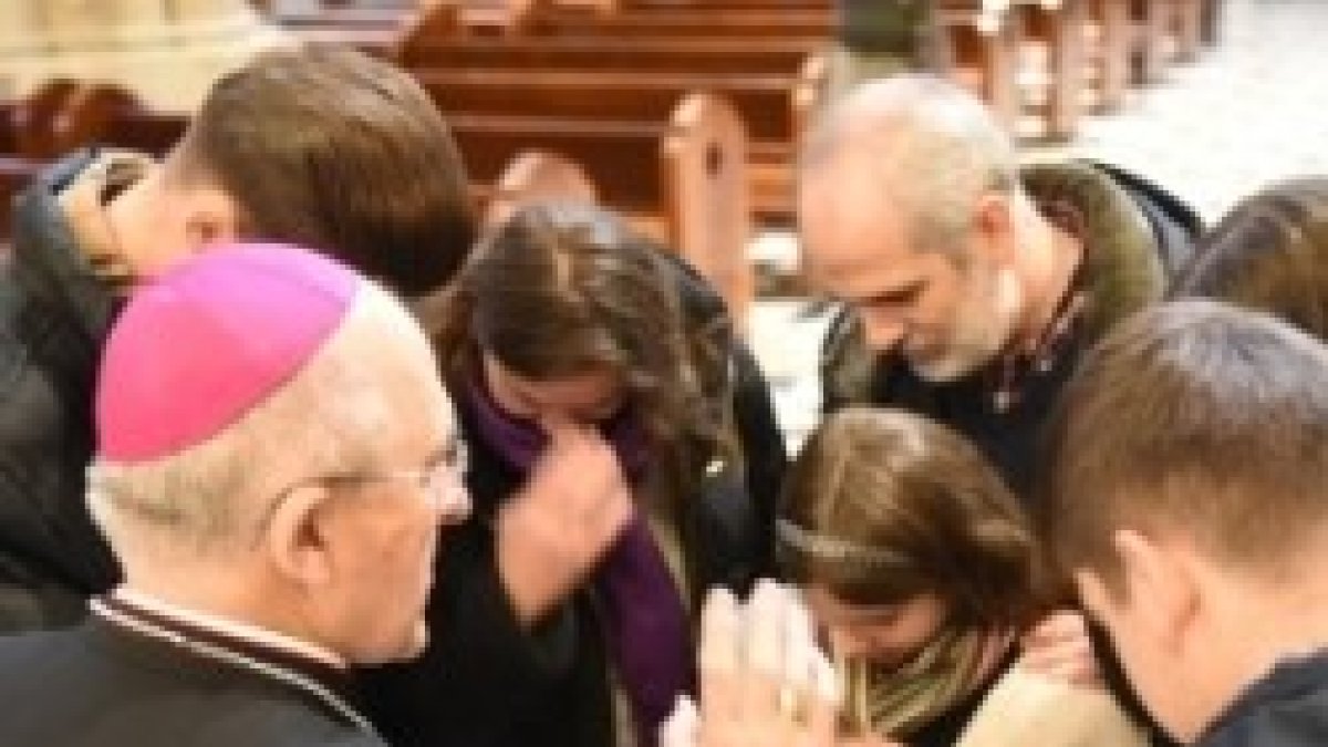 Osoro bendice a una familia en la anterior Jornada de la Familia