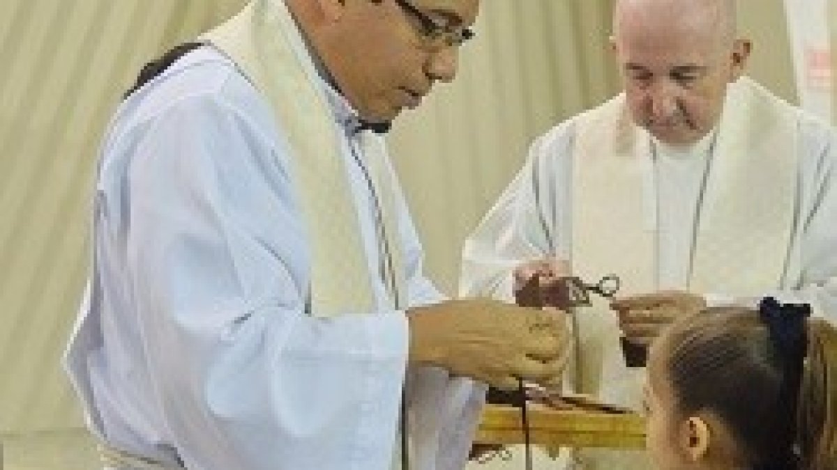 El escapulario va unido a la devoción a la Virgen del Carmen que se celebra este domingo