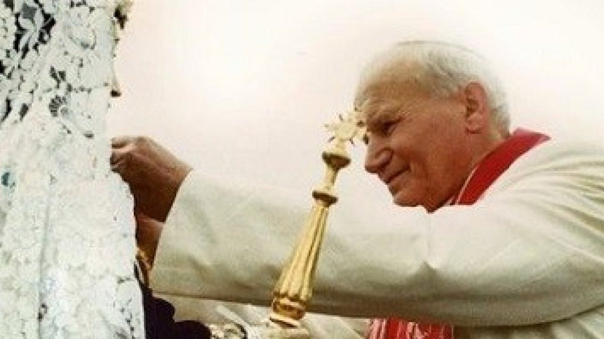 Durante su visita a Perú en 1985, San Juan Pablo II coronó a la Virgen del Carmen en Cuzco.