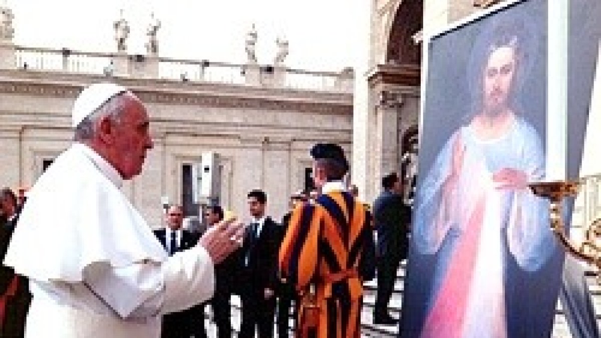 El Papa Francisco, en 2013, bendiciendo una imagen de la Divina Misericordia