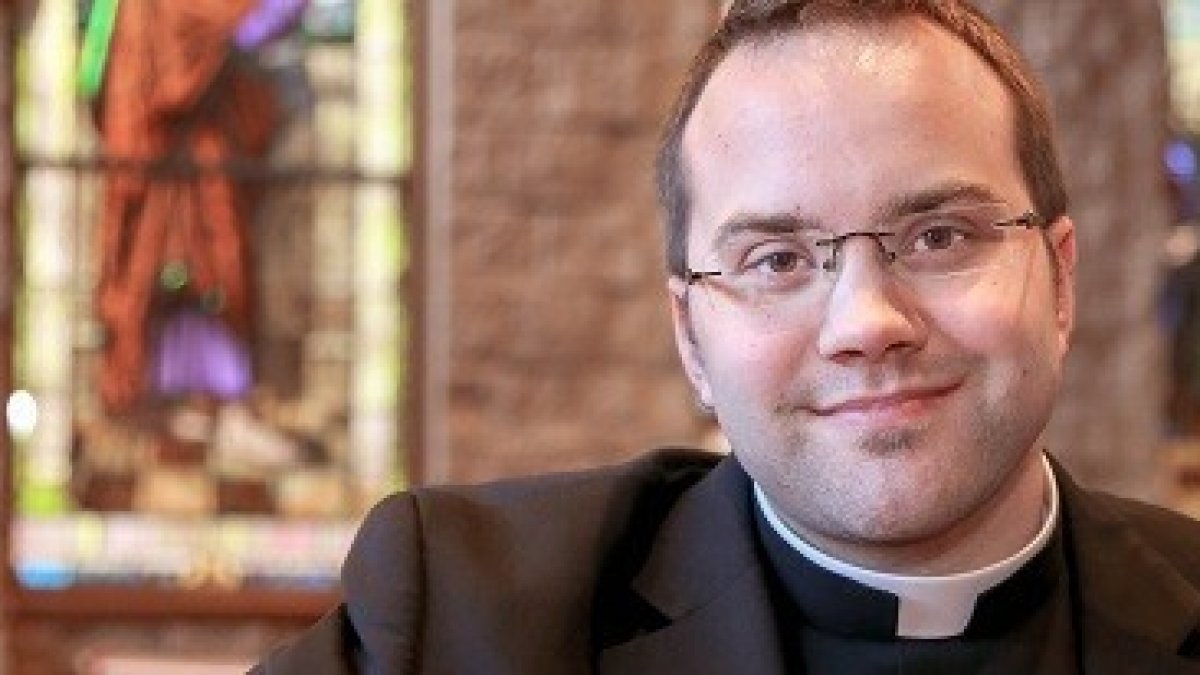 El joven sacerdote Edward Looney es experto en asuntos marianos