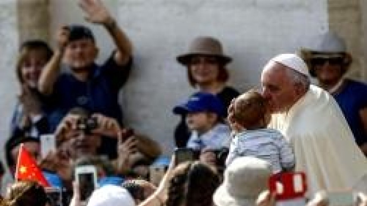 El Papa Francisco saluda a los peregrinos en las audiencias de cada miércoles