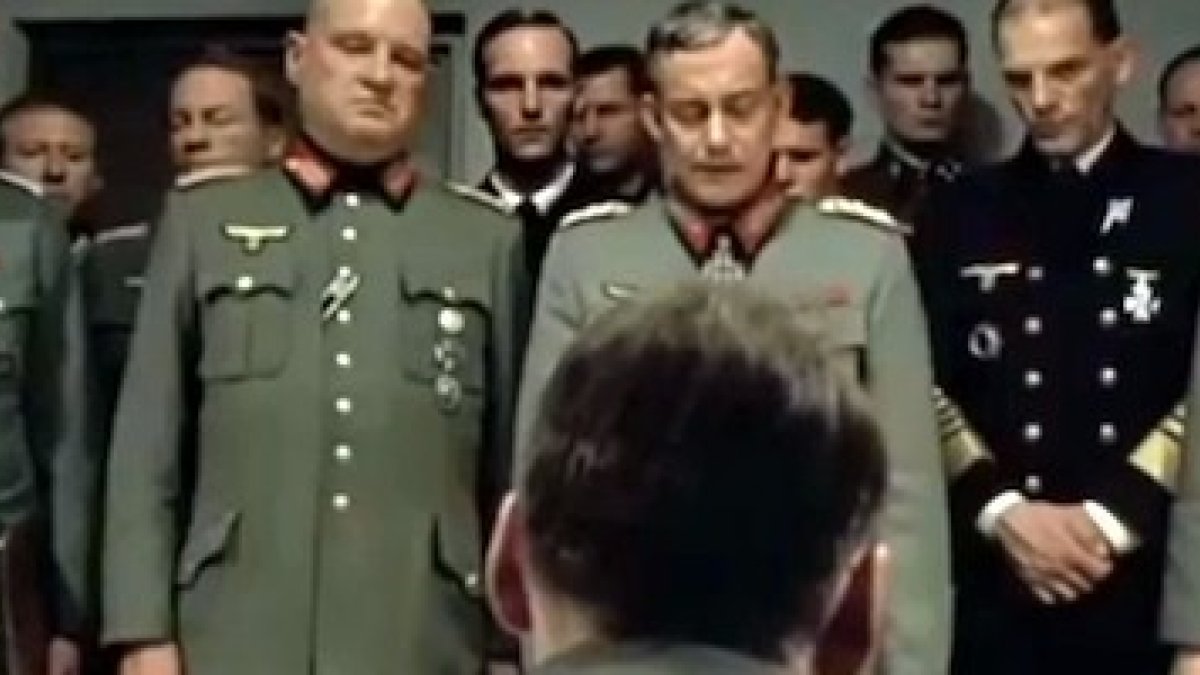 En un Berlín asediado, Hitler estalla en cólera: un momento cinematográfico muy parodiado.