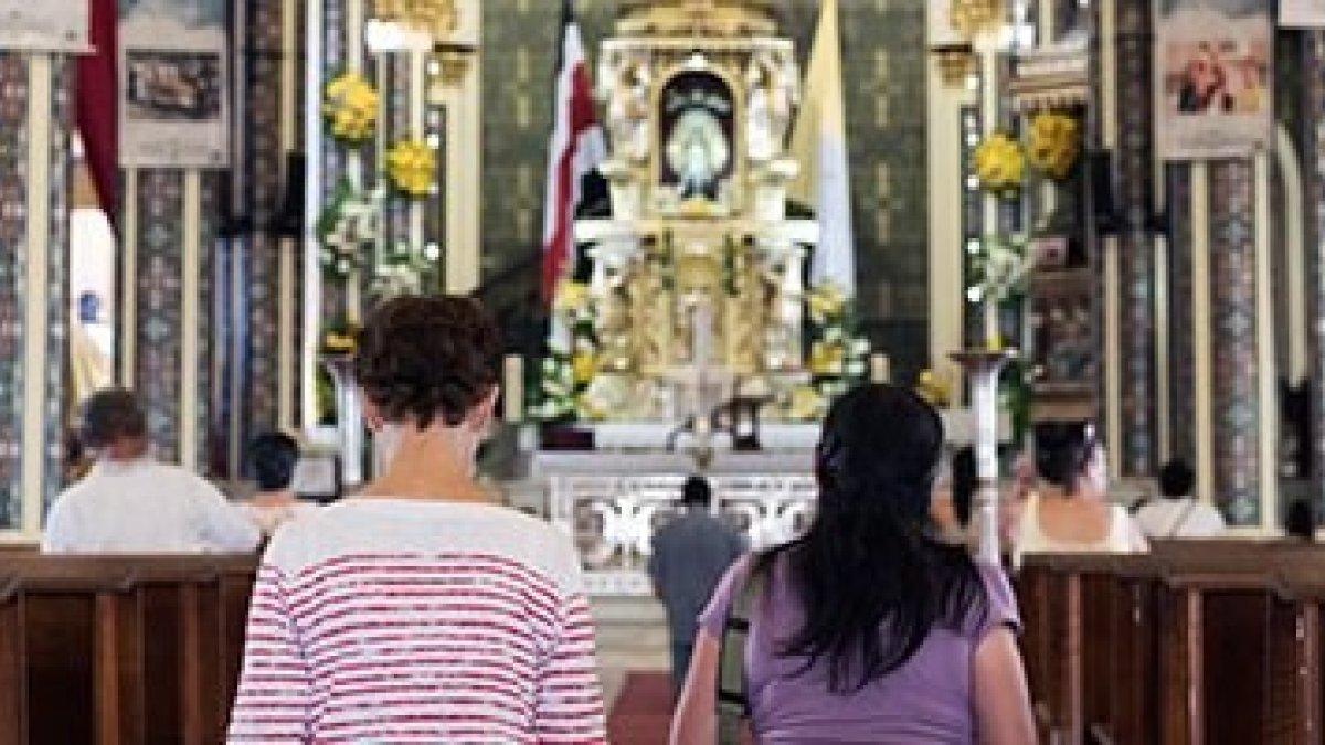 Mujeres rezan de rodillas en la Basílica de la Virgen de los Ángeles en Cartago, Costa Rica. Foto: Sergio Otegui. www.nadaincluido.com