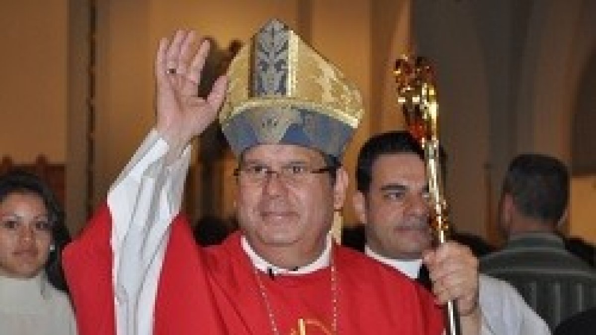 El obispo Cruz fue trasladado al hospital para ser atendido