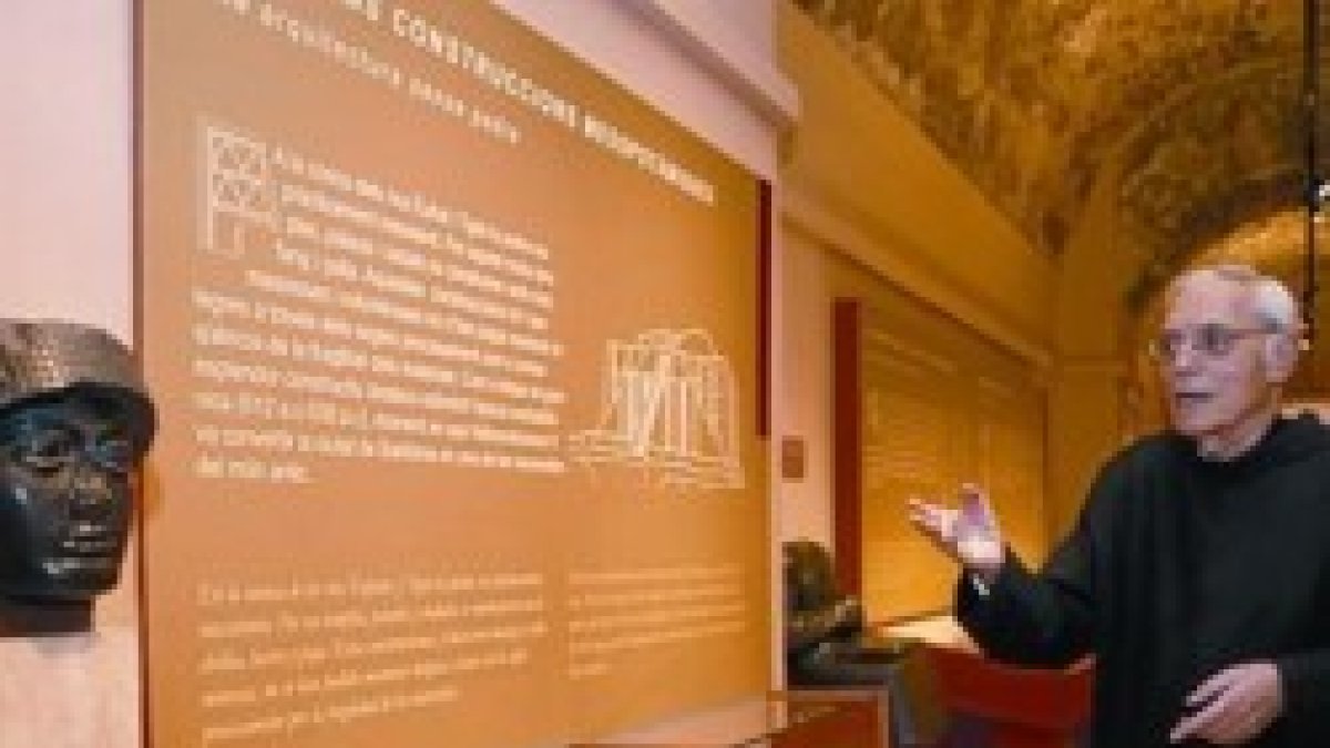 Pius Tragan con algunos objetos del Museo Bíblico actual de Montserrat