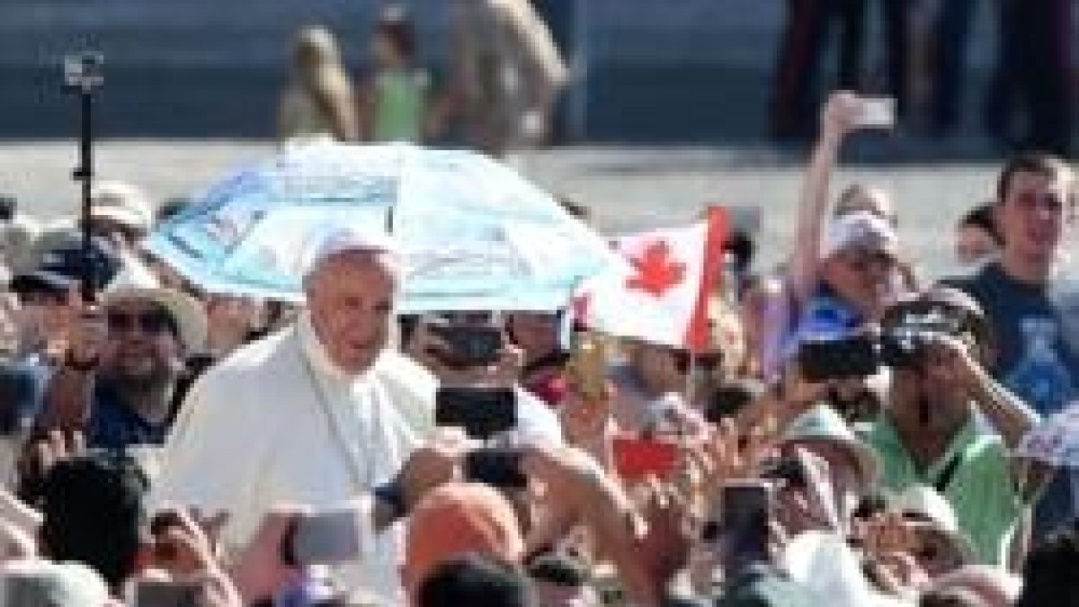 El Papa cada miércoles aprovecha para saludar a los peregrinos en la plaza