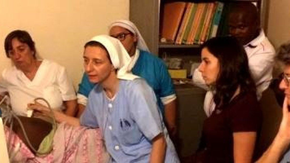 La hermana Elisabetta muestra cómo usar un ecógrafo a las otras combonianas, voluntarias españolas y personal del hospital