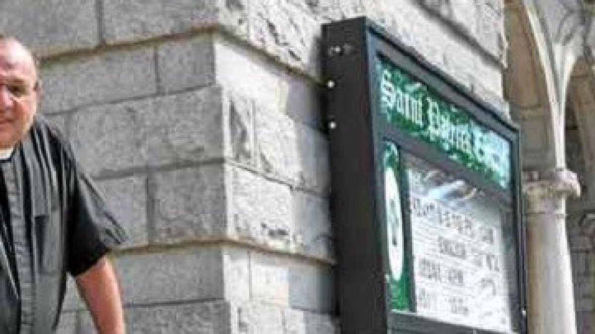 El sacerdote Gus Puleo dijo que no podía seguir enterrando niños y siguió la senda del Padre Pío