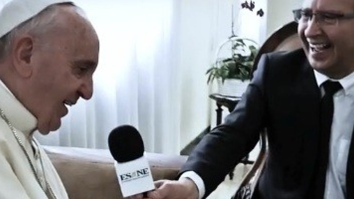 El Papa Francisco habla con Noel Díaz, fundador de El Sembrador TV, que emite en español desde Los Ángeles