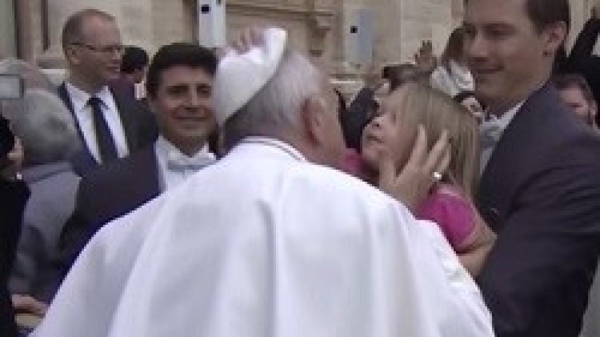 Este es el momento en el que la niña le quita al Papa el solideo