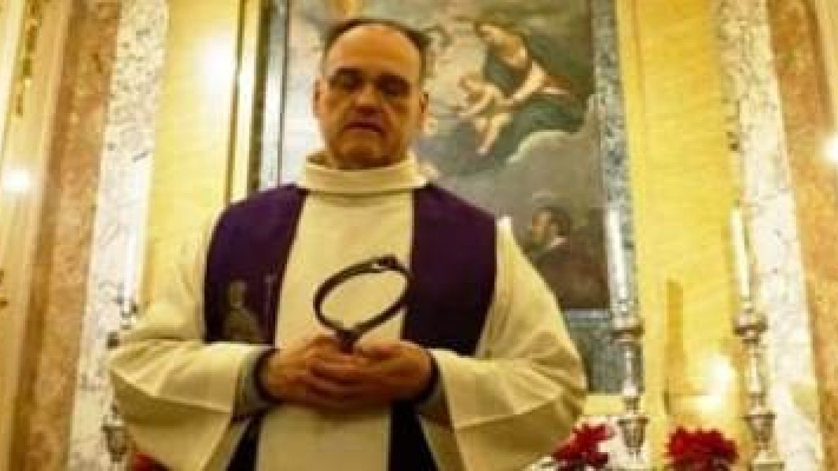 Fiorenzo Castorre, el exorcista de la basílica de San Vicinio, con la cadena del santo, su detector de demonios, dice