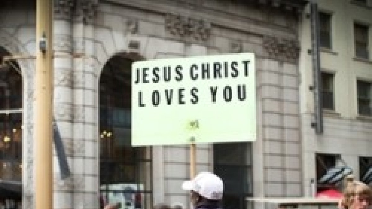 Un cartel como este, que dice Jesucristo Te Ama, ¿podría ser clasificado como extremista?