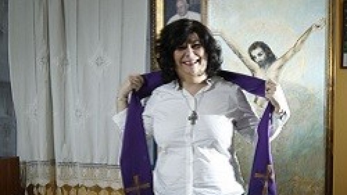 Cristina Moreira dice haber sido ordenada y celebra en un local de Coruña