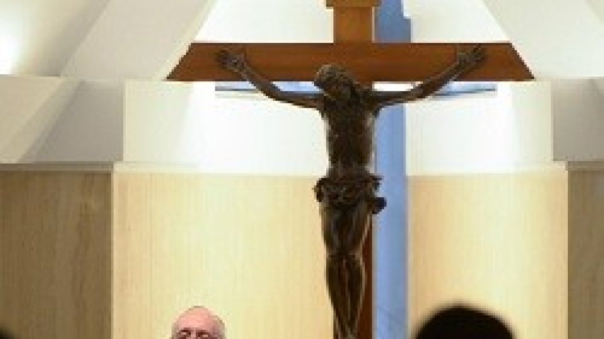 El Papa ha comparado en su homilia la actitud del joven rico frente a la de San Pedro