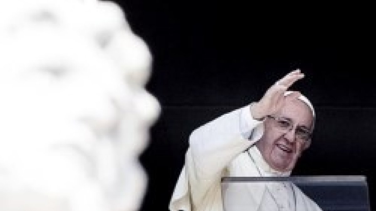 Desde su ventana el Papa dirige la oración del ángelus cada domingo al mediodía