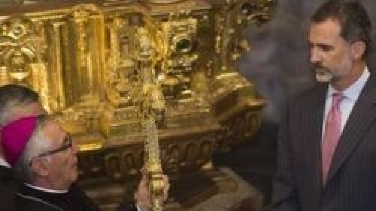 Felipe VI con el obispo Monge, de Santander, y el Lignum Crucis