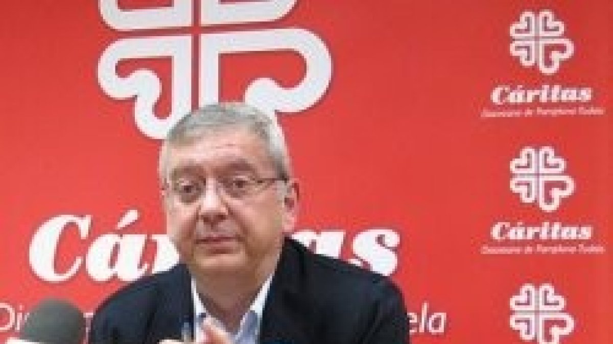 Ángel Iriarte, director de Cáritas Pamplona, es quien logra que los pobres cobren lo que los políticos prometen