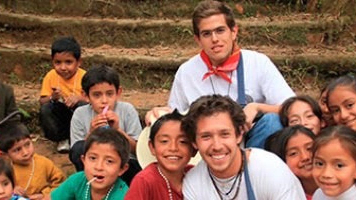 Misioneros laicos evangelizando en plena selva