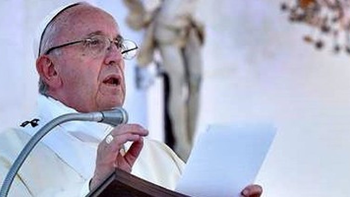 Tenemos que rezar porque el mundo lo necesita, insistió Francisco en la Plaza Kennedy de Génova.