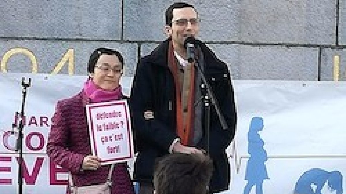 Stéphane Mercier se dirige a los manifestantes de la Marcha por la Vida de este domingo en Bruselas.