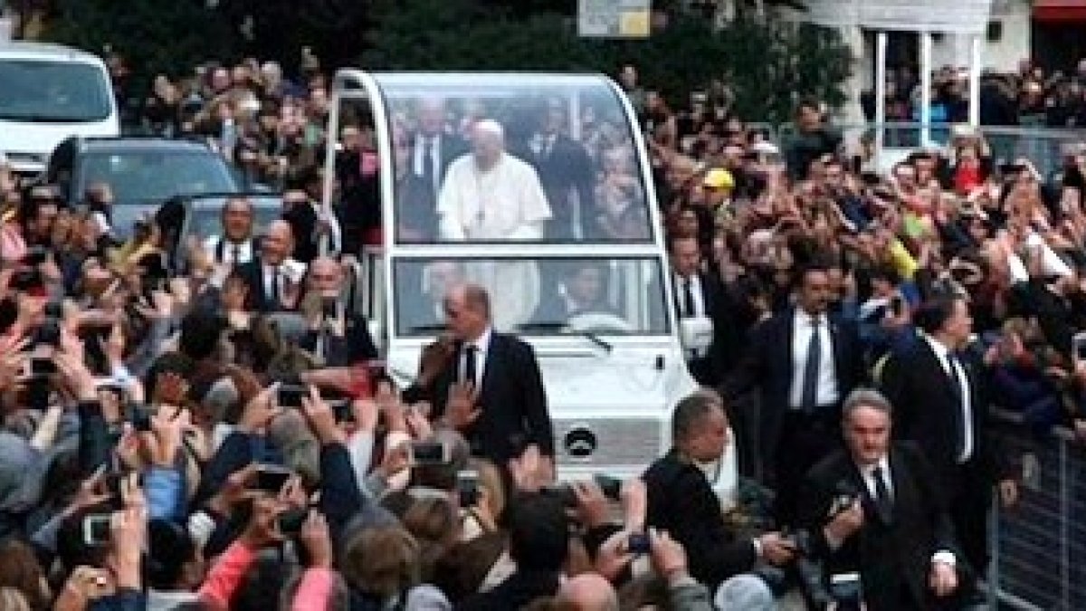 Francisco, en la Plaza del Pueblo de Cesena, definió cómo debe ser la política.